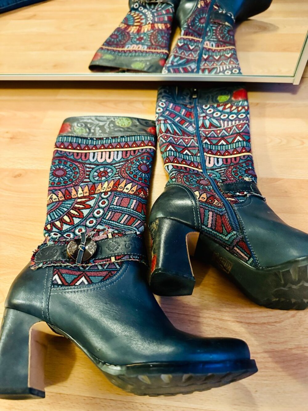 Make a statement with these gorgeous L'Artiste knee-high boots in Size 7. - Picture 8 of 10